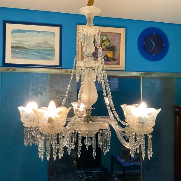 Foto de um(a) Lustre para 5 luzes em cristal francês Neoclássico, da categoria de Lustres. Magnífico e antigo lustre para 5 luzes em cristal francês, estilo "Neoclássico". Corpo com gomados diversos. Braços em "S"... Mostrado de uma perspectiva diferente. Vendido no marketplace Trésors.