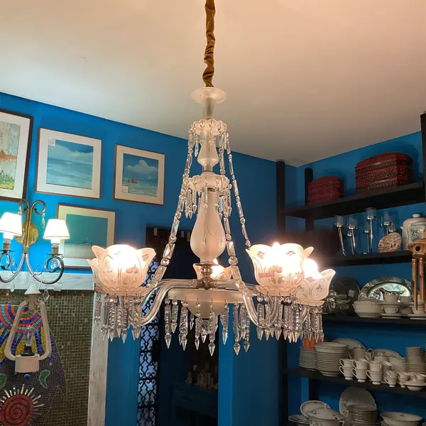 Foto de um(a) Lustre para 5 luzes em cristal francês Neoclássico, da categoria de Lustres. Magnífico e antigo lustre para 5 luzes em cristal francês, estilo "Neoclássico". Corpo com gomados diversos. Braços em "S"... Mostrado de uma perspectiva diferente. Vendido no marketplace Trésors.