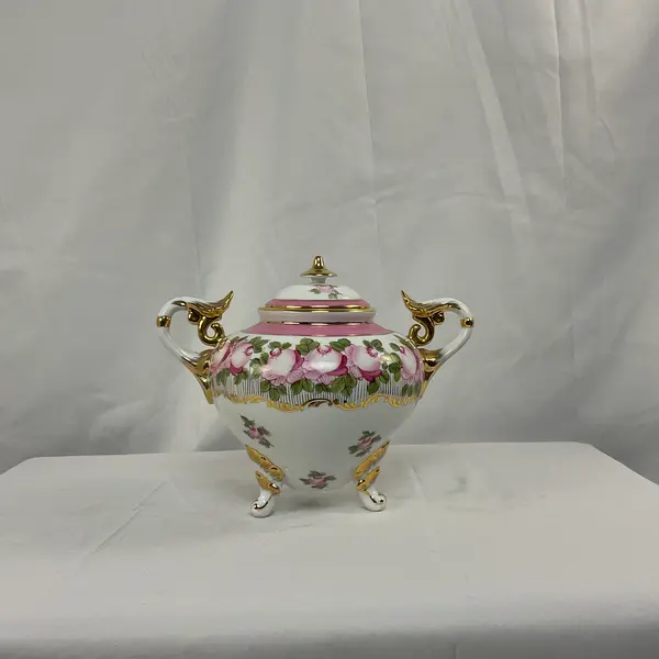 Foto de um(a) Vaso em Porcelana Branco com Pinturas de Rosas, da categoria de Vasos. Vaso em porcelana de coloração branca, com detalhes em rosa e dourado. Pintura representando flores. Mostrado de uma perspectiva diferente. Vendido no marketplace Trésors.