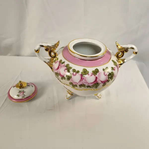 Foto de um(a) Vaso em Porcelana Branco com Pinturas de Rosas, da categoria de Vasos. Vaso em porcelana de coloração branca, com detalhes em rosa e dourado. Pintura representando flores. Mostrado de uma perspectiva diferente. Vendido no marketplace Trésors.