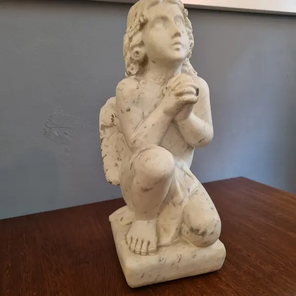 Foto de um(a) Anjo em mármore de carrara, da categoria de Modelos e estatuetas. Mostrado de uma perspectiva diferente. Vendido no marketplace Trésors.