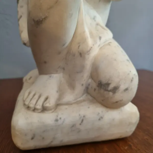 Foto de um(a) Anjo em mármore de carrara, da categoria de Modelos e estatuetas. Mostrado de uma perspectiva diferente. Vendido no marketplace Trésors.