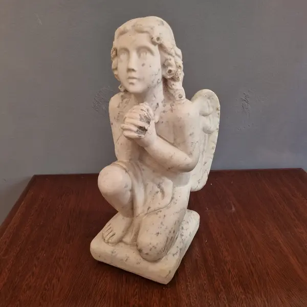Foto de um(a) Anjo em mármore de carrara, da categoria de Modelos e estatuetas. Mostrado de uma perspectiva diferente. Vendido no marketplace Trésors.