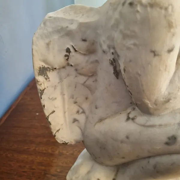 Foto de um(a) Anjo em mármore de carrara, da categoria de Modelos e estatuetas. Mostrado de uma perspectiva diferente. Vendido no marketplace Trésors.