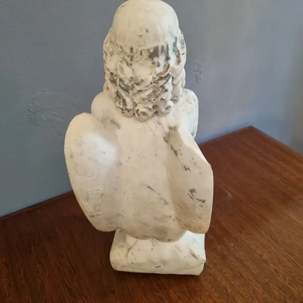 Foto de um(a) Anjo em mármore de carrara, da categoria de Modelos e estatuetas. Mostrado de uma perspectiva diferente. Vendido no marketplace Trésors.