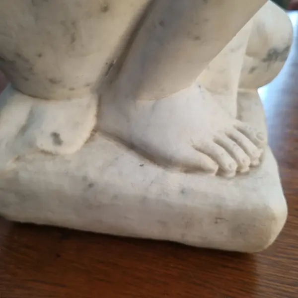 Foto de um(a) Anjo em mármore de carrara, da categoria de Modelos e estatuetas. Mostrado de uma perspectiva diferente. Vendido no marketplace Trésors.
