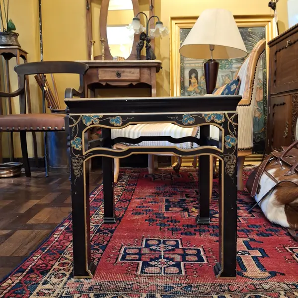 Foto de um(a) Mesa lateral estilo oriental - Móveis Paciornik, da categoria de Mesas laterais. Mesinha lateral quadrada, com desenhos e ornamentos estilo ocidental e tampo de vidro. Móveis Paciornik. Apresenta marcas do... Mostrado de uma perspectiva diferente. Vendido no marketplace Trésors.