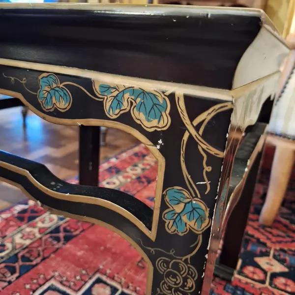 Foto de um(a) Mesa lateral estilo oriental - Móveis Paciornik, da categoria de Mesas laterais. Mesinha lateral quadrada, com desenhos e ornamentos estilo ocidental e tampo de vidro. Móveis Paciornik. Apresenta marcas do... Mostrado de uma perspectiva diferente. Vendido no marketplace Trésors.