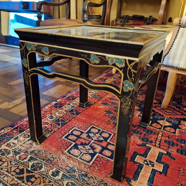 Foto de um(a) Mesa lateral estilo oriental - Móveis Paciornik, da categoria de Mesas laterais. Mesinha lateral quadrada, com desenhos e ornamentos estilo ocidental e tampo de vidro. Móveis Paciornik. Apresenta marcas do... Mostrado de uma perspectiva diferente. Vendido no marketplace Trésors.