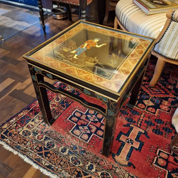 Foto de um(a) Mesa lateral estilo oriental - Móveis Paciornik, da categoria de Mesas laterais. Mesinha lateral quadrada, com desenhos e ornamentos estilo ocidental e tampo de vidro. Móveis Paciornik. Apresenta marcas do... Mostrado de uma perspectiva diferente. Vendido no marketplace Trésors.