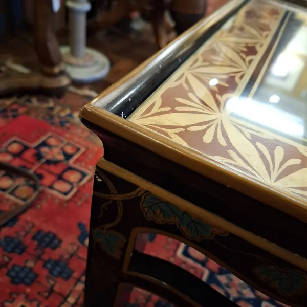 Foto de um(a) Mesa lateral estilo oriental - Móveis Paciornik, da categoria de Mesas laterais. Mesinha lateral quadrada, com desenhos e ornamentos estilo ocidental e tampo de vidro. Móveis Paciornik. Apresenta marcas do... Mostrado de uma perspectiva diferente. Vendido no marketplace Trésors.