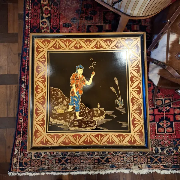 Foto de um(a) Mesa lateral estilo oriental - Móveis Paciornik, da categoria de Mesas laterais. Mesinha lateral quadrada, com desenhos e ornamentos estilo ocidental e tampo de vidro. Móveis Paciornik. Apresenta marcas do... Mostrado de uma perspectiva diferente. Vendido no marketplace Trésors.