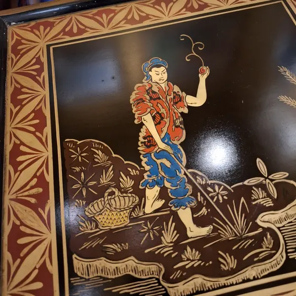 Foto de um(a) Mesa lateral estilo oriental - Móveis Paciornik, da categoria de Mesas laterais. Mesinha lateral quadrada, com desenhos e ornamentos estilo ocidental e tampo de vidro. Móveis Paciornik. Apresenta marcas do... Mostrado de uma perspectiva diferente. Vendido no marketplace Trésors.