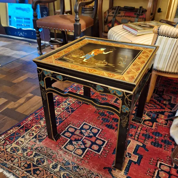 Foto de um(a) Mesa lateral estilo oriental - Móveis Paciornik, da categoria de Mesas laterais. Mesinha lateral quadrada, com desenhos e ornamentos estilo ocidental e tampo de vidro. Móveis Paciornik. Apresenta marcas do... Mostrado de uma perspectiva diferente. Vendido no marketplace Trésors.