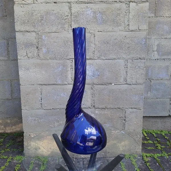 Foto de um(a) Vaso Modernista - Azul Cobalto, da categoria de Vasos. vaso modernista anos 60 , linhas orgânicas todo trabalhado , vidro prensado antigo coloração cobalto. Mostrado de uma perspectiva diferente. Vendido no marketplace Trésors.
