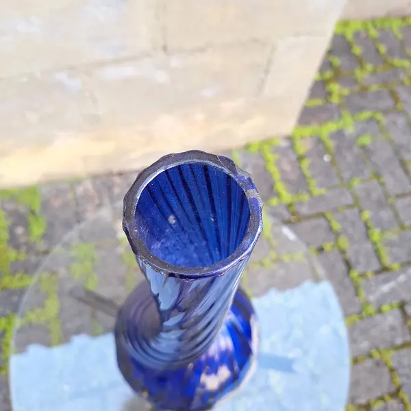 Foto de um(a) Vaso Modernista - Azul Cobalto, da categoria de Vasos. vaso modernista anos 60 , linhas orgânicas todo trabalhado , vidro prensado antigo coloração cobalto. Mostrado de uma perspectiva diferente. Vendido no marketplace Trésors.