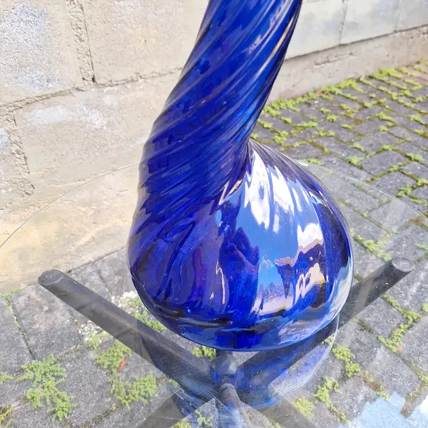 Foto de um(a) Vaso Modernista - Azul Cobalto, da categoria de Vasos. vaso modernista anos 60 , linhas orgânicas todo trabalhado , vidro prensado antigo coloração cobalto. Mostrado de uma perspectiva diferente. Vendido no marketplace Trésors.