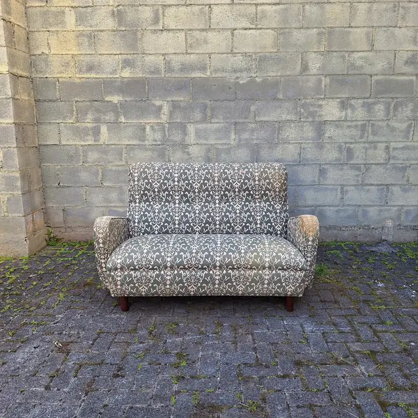 Foto de um(a) Sofá namoradeira italiana art deco estampada - 2 lugares, da categoria de Sofás. Namoradeira Italiana anos 50 - suas linhas surgem das inspirações do Design Automobilistico art decoDesgaste do tempo no... Mostrado de uma perspectiva diferente. Vendido no marketplace Trésors.