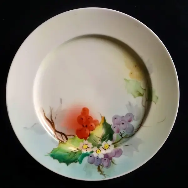 Foto de um(a) Antigo Prato Em Porcelana Japonesa Nagoya Seito Sho Pintada À Mão, da categoria de Pratos Decorativos. Antigo Prato Decorativo em Porcelana Japonesa. Fabricação Nagoya Seito Sho, empresa ceramista atuante no Japão de 1908 à... Mostrado de uma perspectiva diferente. Vendido no marketplace Trésors.