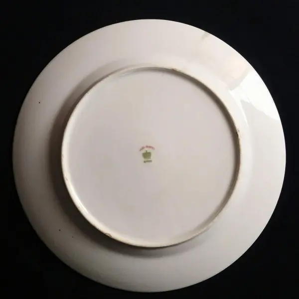 Foto de um(a) Antigo Prato Em Porcelana Japonesa Nagoya Seito Sho Pintada À Mão, da categoria de Pratos Decorativos. Antigo Prato Decorativo em Porcelana Japonesa. Fabricação Nagoya Seito Sho, empresa ceramista atuante no Japão de 1908 à... Mostrado de uma perspectiva diferente. Vendido no marketplace Trésors.