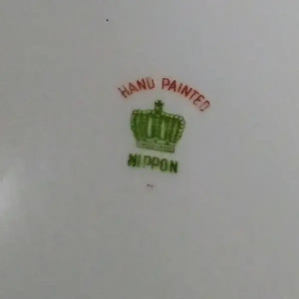 Foto de um(a) Antigo Prato Em Porcelana Japonesa Nagoya Seito Sho Pintada À Mão, da categoria de Pratos Decorativos. Antigo Prato Decorativo em Porcelana Japonesa. Fabricação Nagoya Seito Sho, empresa ceramista atuante no Japão de 1908 à... Mostrado de uma perspectiva diferente. Vendido no marketplace Trésors.