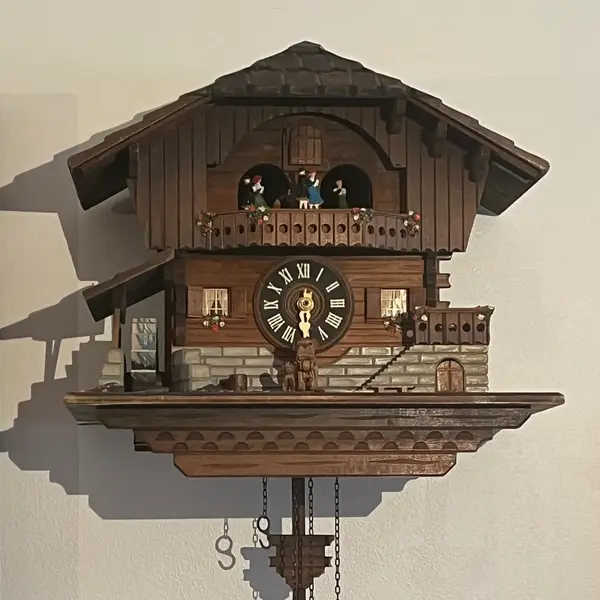 Foto de um(a) Relógio Cuco Antigo, da categoria de Relógios de parede. Este relógio cuco tradicional. O entalhe é feito de forma manual em madeira. O mecanismo em bronze com corda e... Mostrado de uma perspectiva diferente. Vendido no marketplace Trésors.
