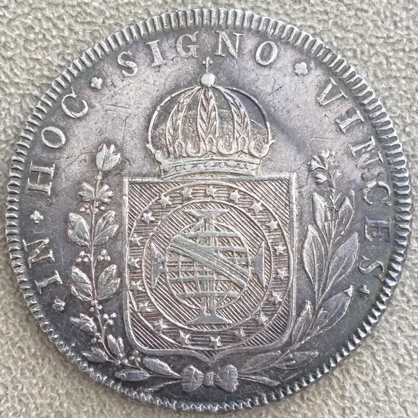 Foto de um(a) 960 réis de 1824 R - 28 tulipas - Patacão do Império, da categoria de Moedas. Moeda de prata de 960 réis do Brasil Império de 1824 R - cunhada na casa da moeda do Rio de Janeiro. Mostrado de uma perspectiva diferente. Vendido no marketplace Trésors.