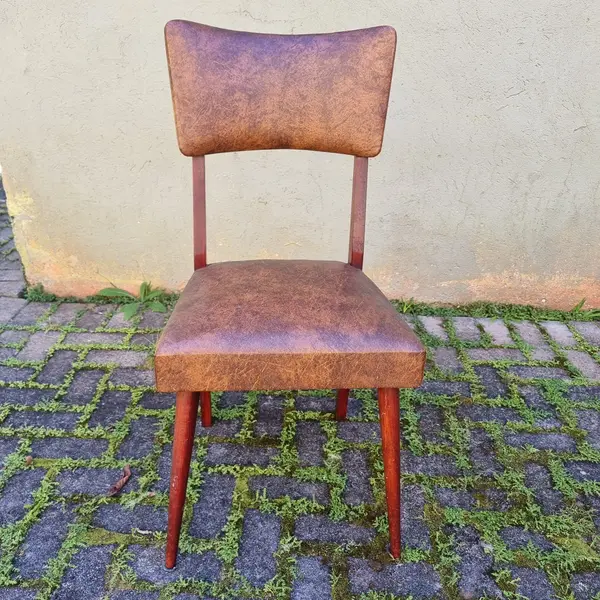 Foto de um(a) Cadeira pé palito e courino, Manufaturada Guetter Déc. 50, da categoria de Cadeiras de jantar. Cadeira Pé Palito, Manufaturada Guetter, com selo original da marca, possui estrutura toda em madeira maciça, estofado de... Mostrado de uma perspectiva diferente. Vendido no marketplace Trésors.