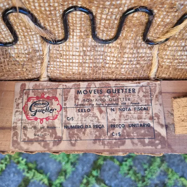 Foto de um(a) Cadeira pé palito e courino, Manufaturada Guetter Déc. 50, da categoria de Cadeiras de jantar. Cadeira Pé Palito, Manufaturada Guetter, com selo original da marca, possui estrutura toda em madeira maciça, estofado de... Mostrado de uma perspectiva diferente. Vendido no marketplace Trésors.
