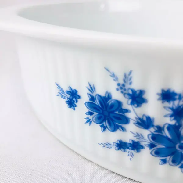 Foto de um(a) Travessa em porcelana Colorama, da categoria de Travessas e tigelas. TRAVESSA REDONDA DA MAMUFATURA COLORAMA EM PORCELANA DECORADA COM FLORES EM TONS DE AZUL, MEDE 6A X 25D. APRESENTA MARCAS DE... Mostrado de uma perspectiva diferente. Vendido no marketplace Trésors.