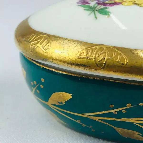Foto de um(a) Porta-jóias no formato de coração, da categoria de Porta-Jóias. Porta-jóias no formato de coração em porcelana branca da manufatura Paris Royal com motivo floral em policromia e filete na... Mostrado de uma perspectiva diferente. Vendido no marketplace Trésors.