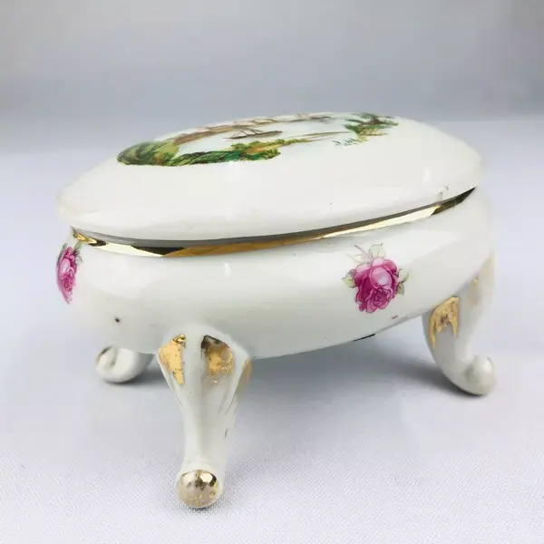 Foto de um(a) Porta-jóia Em Porcelana Velha Pedreira, da categoria de Cestos e Caixas. Porta-jóias em porcelana branca Velha Pedreira lateral com flor rosa e na parte de cima com figura de castelo. Mede 5cm... Mostrado de uma perspectiva diferente. Vendido no marketplace Trésors.