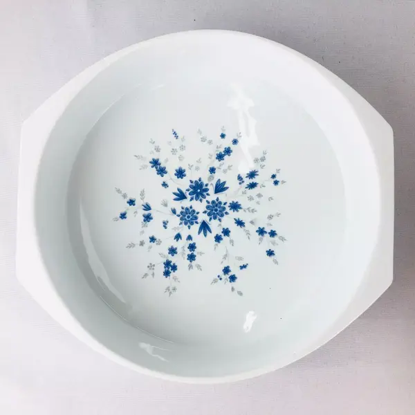 Foto de um(a) Travessa em porcelana Colorama, da categoria de Travessas e tigelas. TRAVESSA REDONDA DA MAMUFATURA COLORAMA EM PORCELANA DECORADA COM FLORES EM TONS DE AZUL, MEDE 6A X 25D. APRESENTA MARCAS DE... Mostrado de uma perspectiva diferente. Vendido no marketplace Trésors.