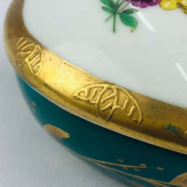 Foto de um(a) Porta-jóias no formato de coração, da categoria de Porta-Jóias. Porta-jóias no formato de coração em porcelana branca da manufatura Paris Royal com motivo floral em policromia e filete na... Mostrado de uma perspectiva diferente. Vendido no marketplace Trésors.