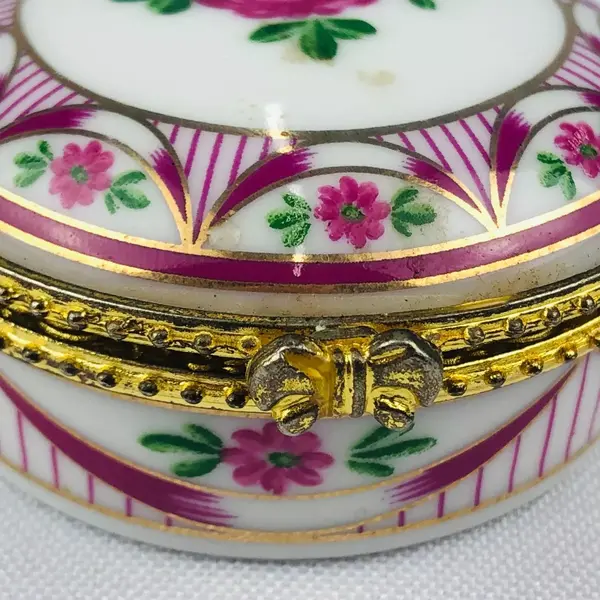 Foto de um(a) Porta-jóia, da categoria de Porta-Jóias. Pequeno porta-jóias em porcelana branca com motivo floral em policromia e metal dourado. Mede 5cm de diâmetro, mínimos... Mostrado de uma perspectiva diferente. Vendido no marketplace Trésors.