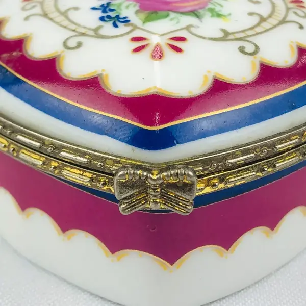 Foto de um(a) Porta-jóias em formato de coração, da categoria de Porta-Jóias. Porta-jóias em porcelana branca no formato de coração com flores em policromia e metal dourado. Mede 7cm de diâmetro,... Mostrado de uma perspectiva diferente. Vendido no marketplace Trésors.