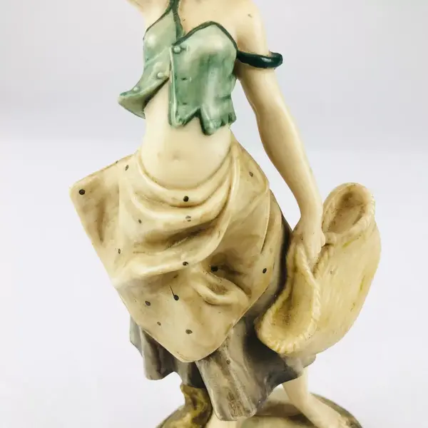 Foto de um(a) Escultura de criança com cesta de frutas, da categoria de Escultura. Escultura de menina segurando uma cesta de frutas na cabeça bem detalhada, mede 18cm de altura. Mínimos sinais do tempo. Em... Mostrado de uma perspectiva diferente. Vendido no marketplace Trésors.