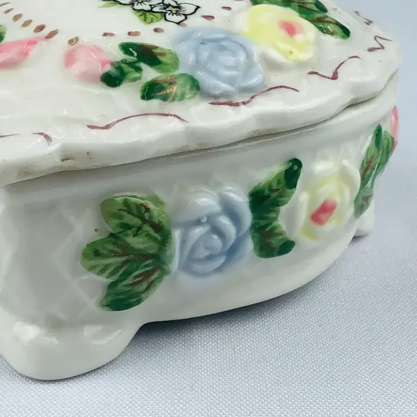 Foto de um(a) Porta-jóias floral, da categoria de Porta-Jóias. Delicado porta-jóia em porcelana branca (manufatura não identificada) com motivos florais em policromia pintados a mão. Mede... Mostrado de uma perspectiva diferente. Vendido no marketplace Trésors.