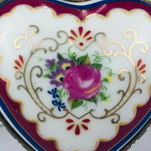Foto de um(a) Porta-jóias em formato de coração, da categoria de Porta-Jóias. Porta-jóias em porcelana branca no formato de coração com flores em policromia e metal dourado. Mede 7cm de diâmetro,... Mostrado de uma perspectiva diferente. Vendido no marketplace Trésors.