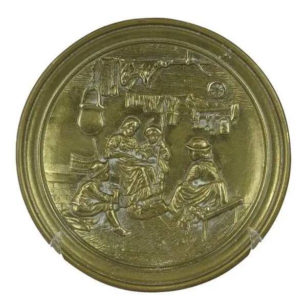 Foto de um(a) Prato em bronze maciço, da categoria de Pratos Decorativos. Sólido prato redondo em bronze maciço com cenas típicas em alto relevo com delicada fundição. Possui gancho para fixação de... Vendido no marketplace Trésors.