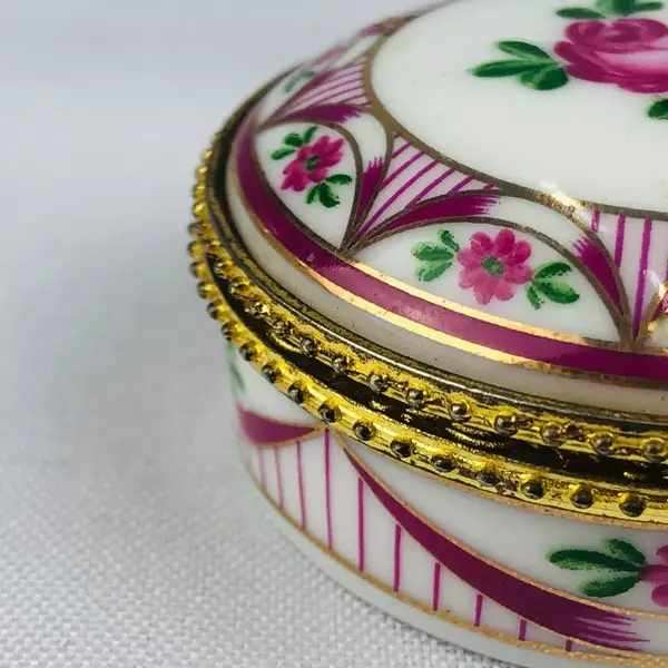 Foto de um(a) Porta-jóia, da categoria de Porta-Jóias. Pequeno porta-jóias em porcelana branca com motivo floral em policromia e metal dourado. Mede 5cm de diâmetro, mínimos... Mostrado de uma perspectiva diferente. Vendido no marketplace Trésors.