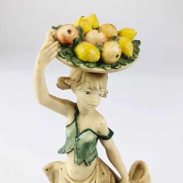 Foto de um(a) Escultura de criança com cesta de frutas, da categoria de Escultura. Escultura de menina segurando uma cesta de frutas na cabeça bem detalhada, mede 18cm de altura. Mínimos sinais do tempo. Em... Mostrado de uma perspectiva diferente. Vendido no marketplace Trésors.