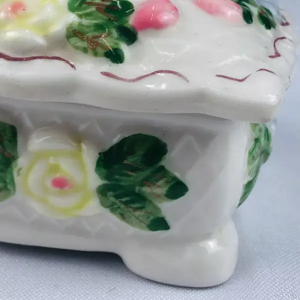 Foto de um(a) Porta-jóias floral, da categoria de Porta-Jóias. Delicado porta-jóia em porcelana branca (manufatura não identificada) com motivos florais em policromia pintados a mão. Mede... Mostrado de uma perspectiva diferente. Vendido no marketplace Trésors.
