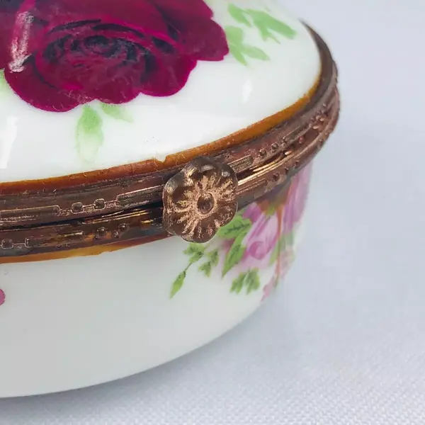Foto de um(a) Porta-jóias floral, da categoria de Porta-Jóias. Delicado porta-jóia em porcelana branca (manufatura não identificada) com motivo floral em policromia e bordas na cor... Mostrado de uma perspectiva diferente. Vendido no marketplace Trésors.