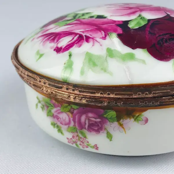 Foto de um(a) Porta-jóias floral, da categoria de Porta-Jóias. Delicado porta-jóia em porcelana branca (manufatura não identificada) com motivo floral em policromia e bordas na cor... Mostrado de uma perspectiva diferente. Vendido no marketplace Trésors.