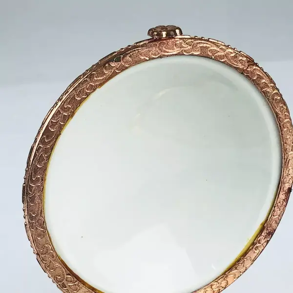 Foto de um(a) Porta-jóias floral, da categoria de Porta-Jóias. Delicado porta-jóia em porcelana branca (manufatura não identificada) com motivo floral em policromia e bordas na cor... Mostrado de uma perspectiva diferente. Vendido no marketplace Trésors.