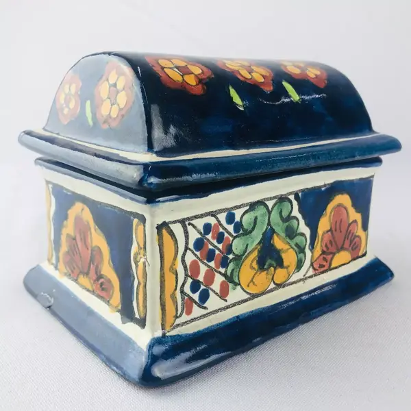 Foto de um(a) Porta - jóias floral, da categoria de Porta-Jóias. PORTA JÓIA EM CERÂMICA COM MOTIVOS FLORAIS, COR PREDOMINANTE AZUL. MEDE 9CM ALTURA X 12,5CM COMPRIMENTO X 7CM LARGURA.... Mostrado de uma perspectiva diferente. Vendido no marketplace Trésors.