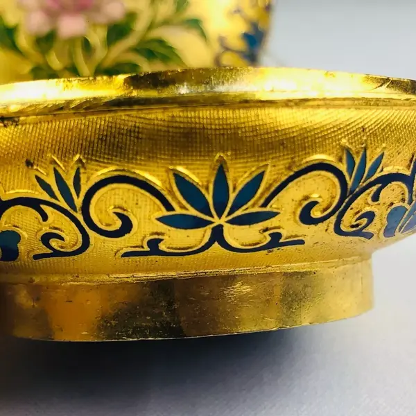 Foto de um(a) Porta-jóia em metal dourado, da categoria de Porta-Jóias. Porta-jóia em metal dourado com figura de borboletas e flor em policromia, interior na cor azul. Mede 4cm altura x 7cm... Mostrado de uma perspectiva diferente. Vendido no marketplace Trésors.