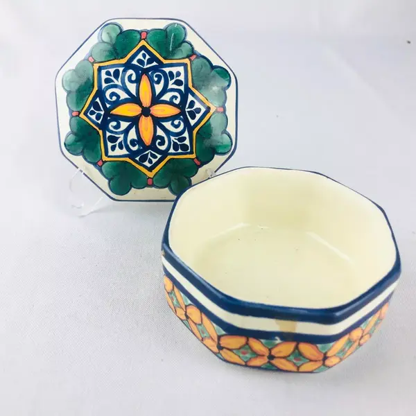 Foto de um(a) Porta jóia em porcelana, da categoria de Porta-Jóias. DELICADO PORTA JÓIA EM PORCELANA BRANCA COM MOTIVOS FLORAIS EM POLICROMIA, MEDE 5CM ALTURA X 9CM DIÂMETRO. EM BOM ESTADO DE... Mostrado de uma perspectiva diferente. Vendido no marketplace Trésors.