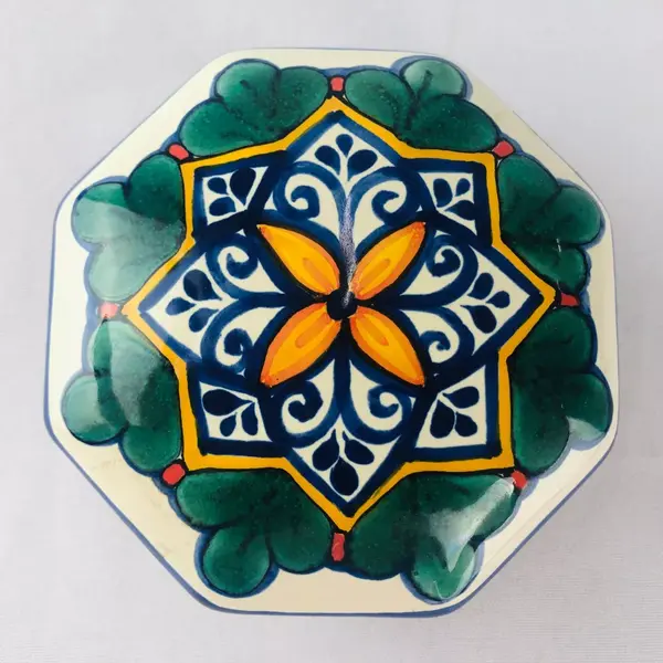 Foto de um(a) Porta jóia em porcelana, da categoria de Porta-Jóias. DELICADO PORTA JÓIA EM PORCELANA BRANCA COM MOTIVOS FLORAIS EM POLICROMIA, MEDE 5CM ALTURA X 9CM DIÂMETRO. EM BOM ESTADO DE... Mostrado de uma perspectiva diferente. Vendido no marketplace Trésors.